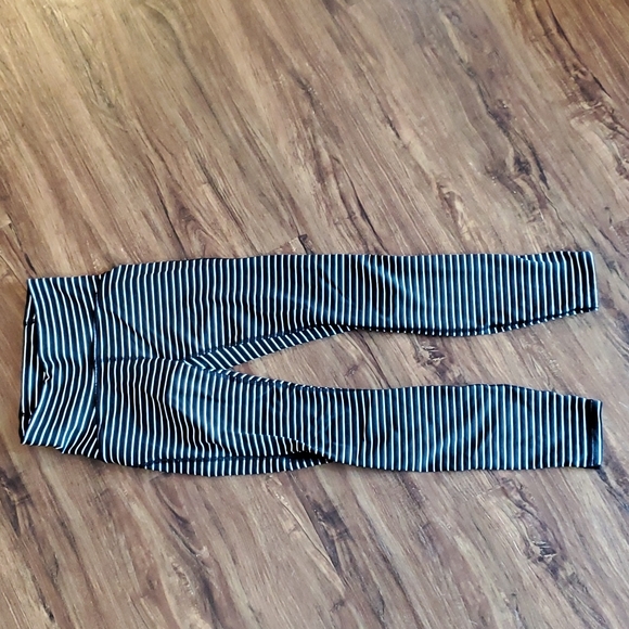 LuluLemon Black/White Striped Train Times Mesh 7/8’s Size 2 - Picture 4 of 6